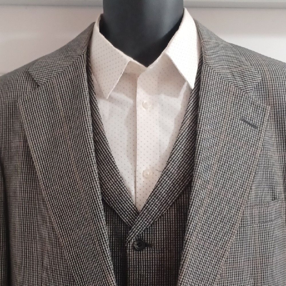 Classic Custom Men's Plaid Gray 3-Piece Suit, 42L / 36W x 32L - Picture 6 of 16